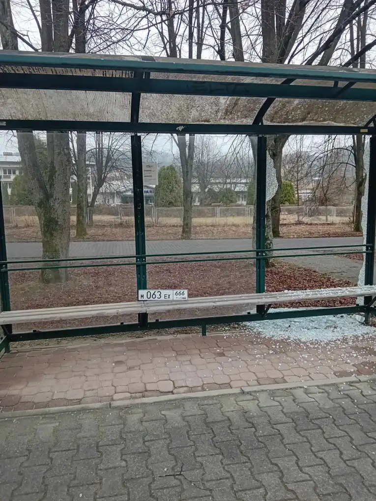 Wandalizm w Muszynie! Nieznani sprawcy demolują przystanki!