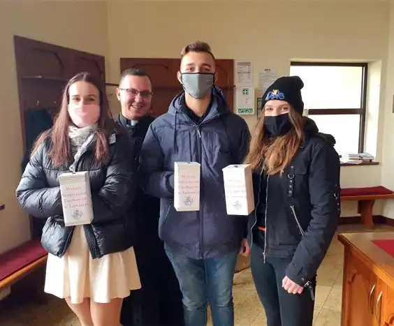 Wolontariusze ze Szkolnego Koła Caritas przy ZSP w Krynicy-Zdroju pomagają dzieciom i osobom starszym