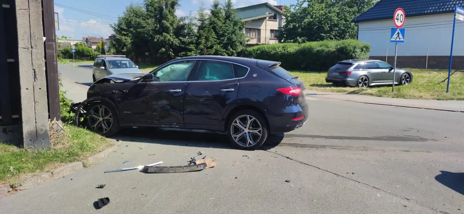 Wypadek w Nowym Sączu. Na ul. Hallera zderzyły się trzy pojazdy. Dwie osoby w szpitalu