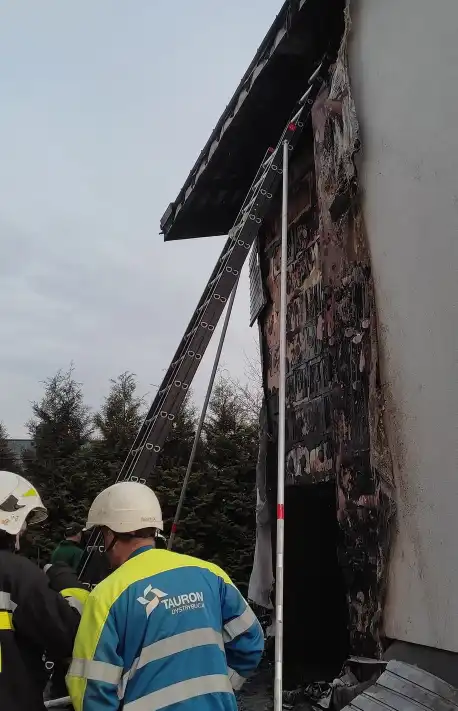 Pożar budynku mieszkalnego w Łącku. Płonęła elewacja