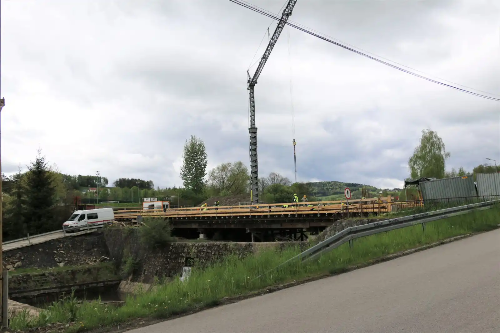 Limanowa: Postępują prace przy budowie mostu łączącego ulicę W. Sikorskiego z ul. J. Marka. Ponadto trwają remonty dróg