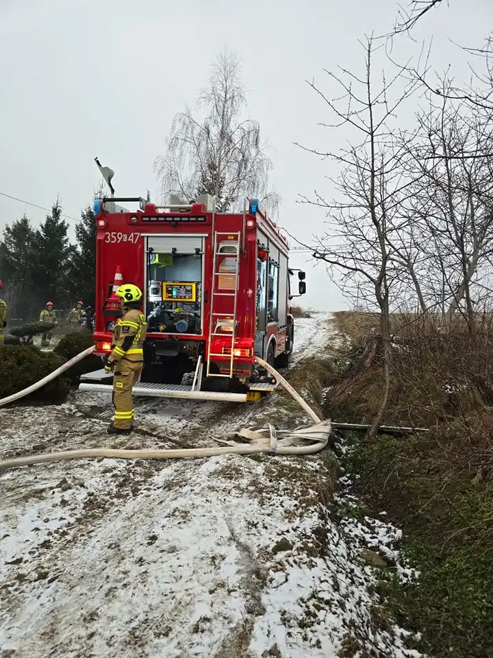 Pożar budynku mieszkalnego w Żeleźnikowej Małej. Dwie osoby poszkodowane