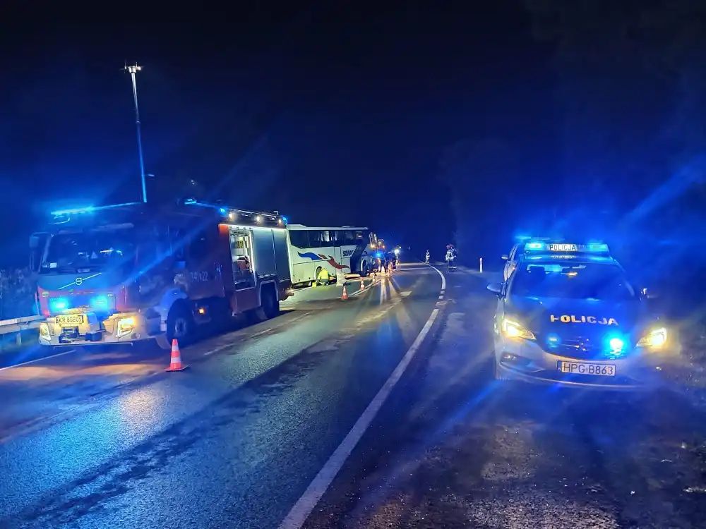 Tragiczny wypadek w Witowicach Górnych w relacji strażaków. W czołowym zderzeniu autobusu i osobówki zginęły dwie osoby