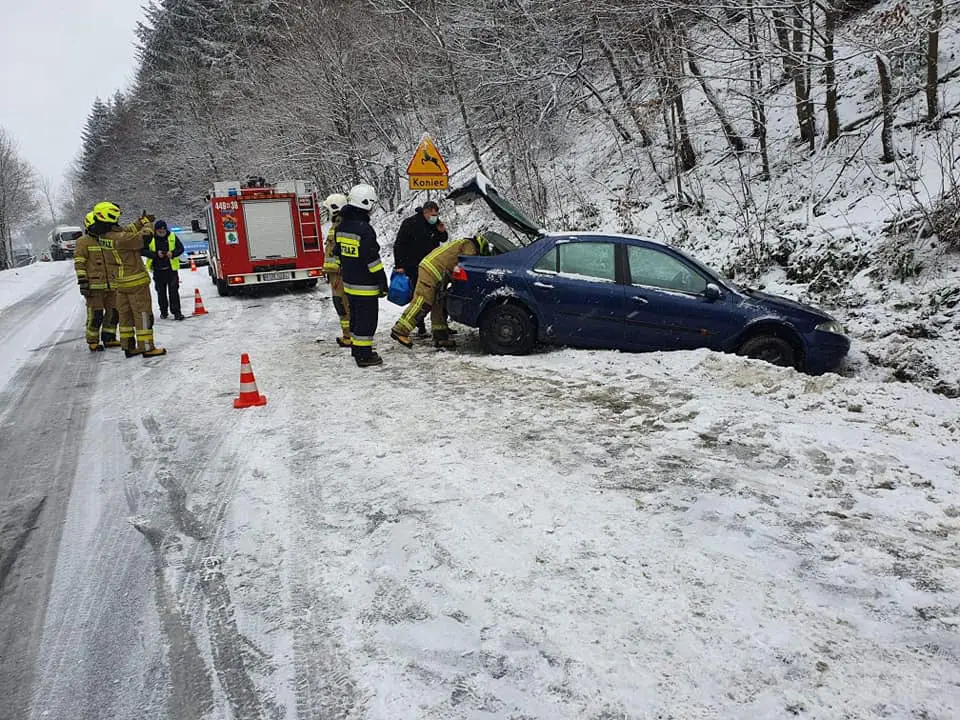 Trudne warunki na drogach. W Klimkówce osobówka wylądowała w rowie