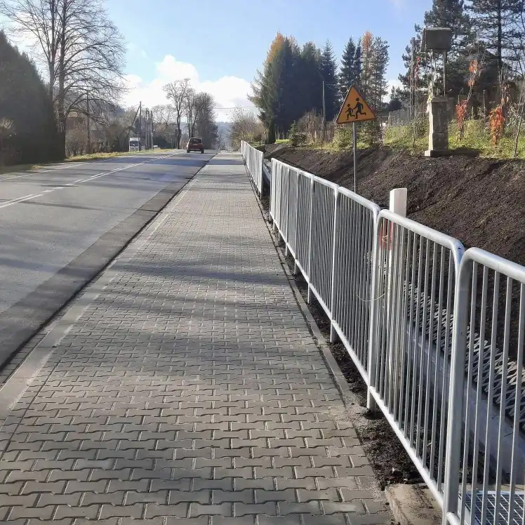 Polany już z chodnikiem, Piorunka w trakcie prac
