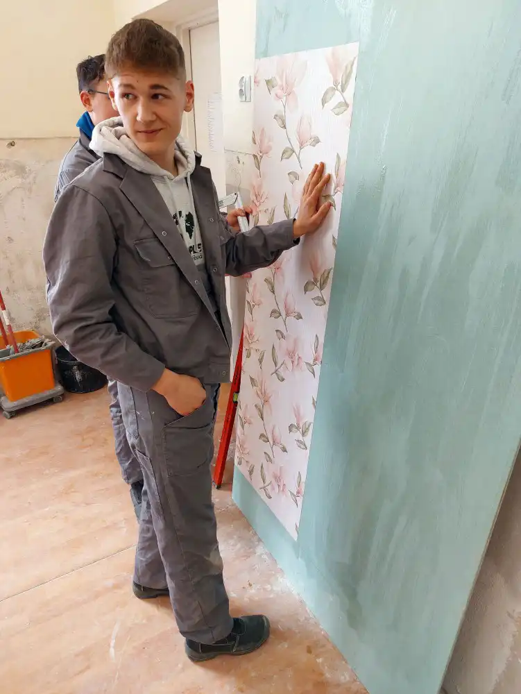 Uczniowie ZS w Łącku murują, malują i kładą płytki
