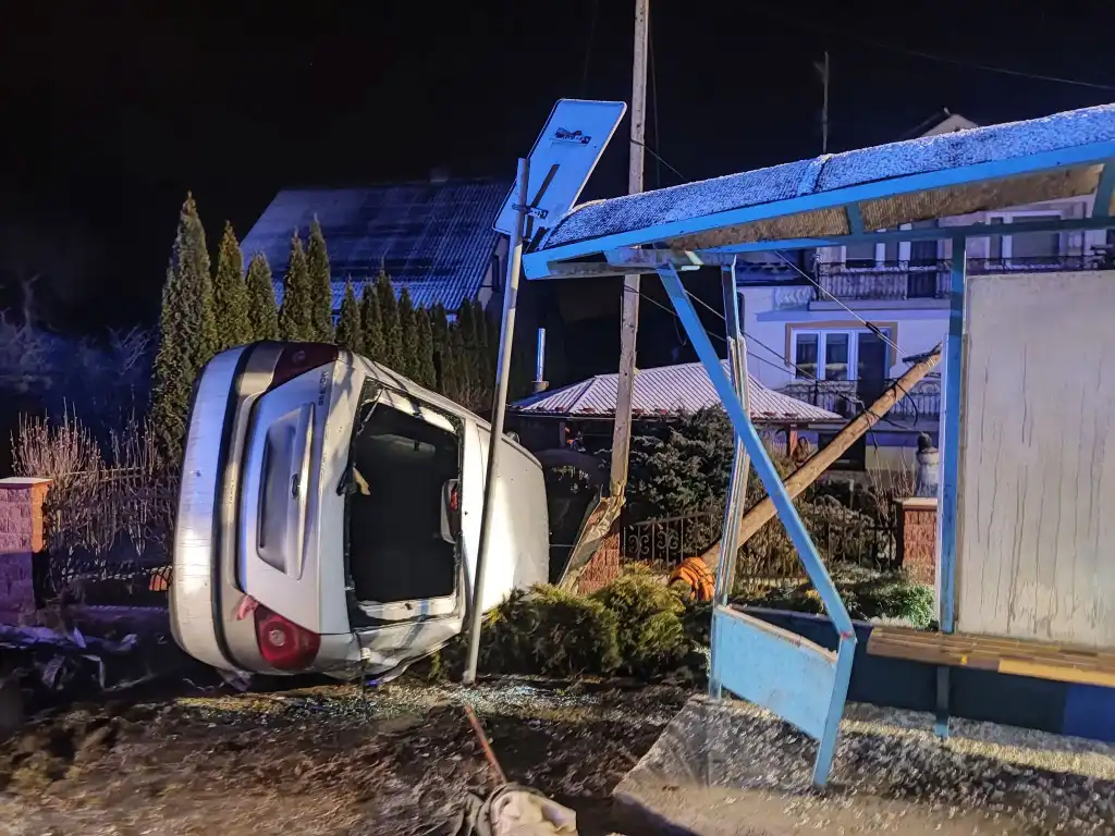 Wypadek na DW981 w Stróżach. Strażacy ewakuowali kierowcę z uszkodzonego pojazdu