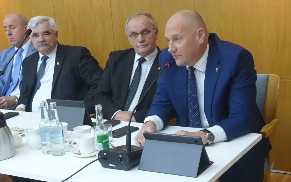Sesja Rady Powiatu Nowosądeckiego: budżet, Ośrodek Kryzysowy i zimowe przygotowania dróg
