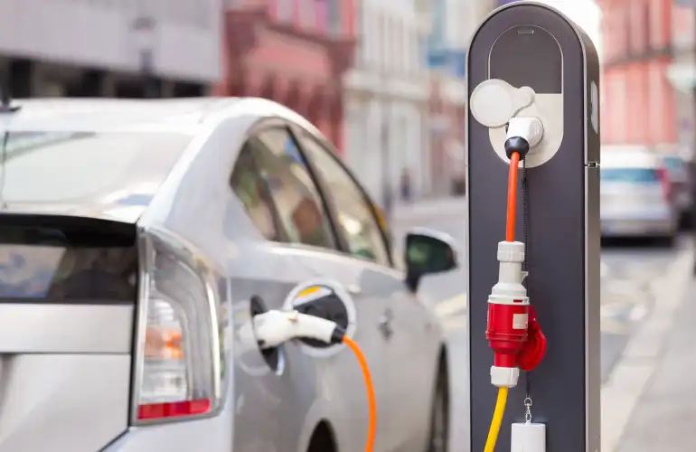 Elektryk taniej o o połowę od auta spalinowego ale pod jednym warunkiem