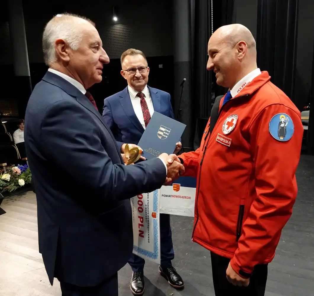 Gala „Sądeckie Oblicza Wolontariatu”. Starosta nagrodził wolontariuszy zaangażowanych w niesienie pomocy innym