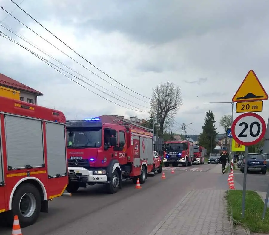 Akcja służb w Ciężkowicach. Podejrzana paczka w urzędzie, ewakuowano kilkadziesiąt osób