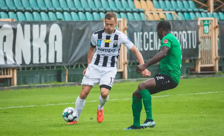 Adrian Basta przedłużył kontrakt z zespołem Sandecji