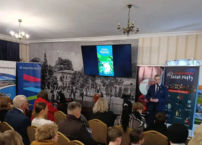 Limanowa rozbłysła naftowym światłem. Pierwszy nocny spacer przeszedł do historii