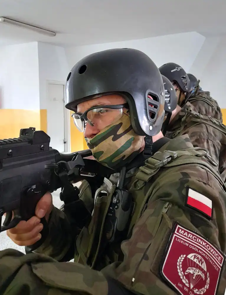 Uczniowie klas wojskowych ZS w Marcinkowicach uczą się jak prowadzić działania ofensywne