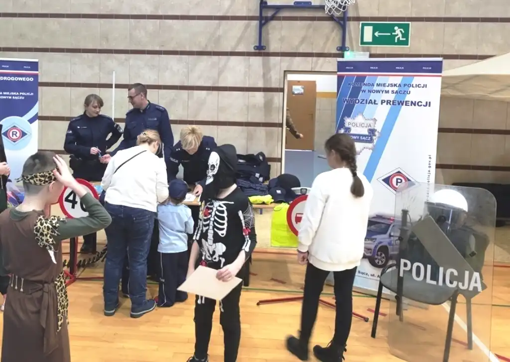"Ferie na Sądecczyźnie". Policjanci promowali bezpieczeństwo podczas balu karnawałowego
