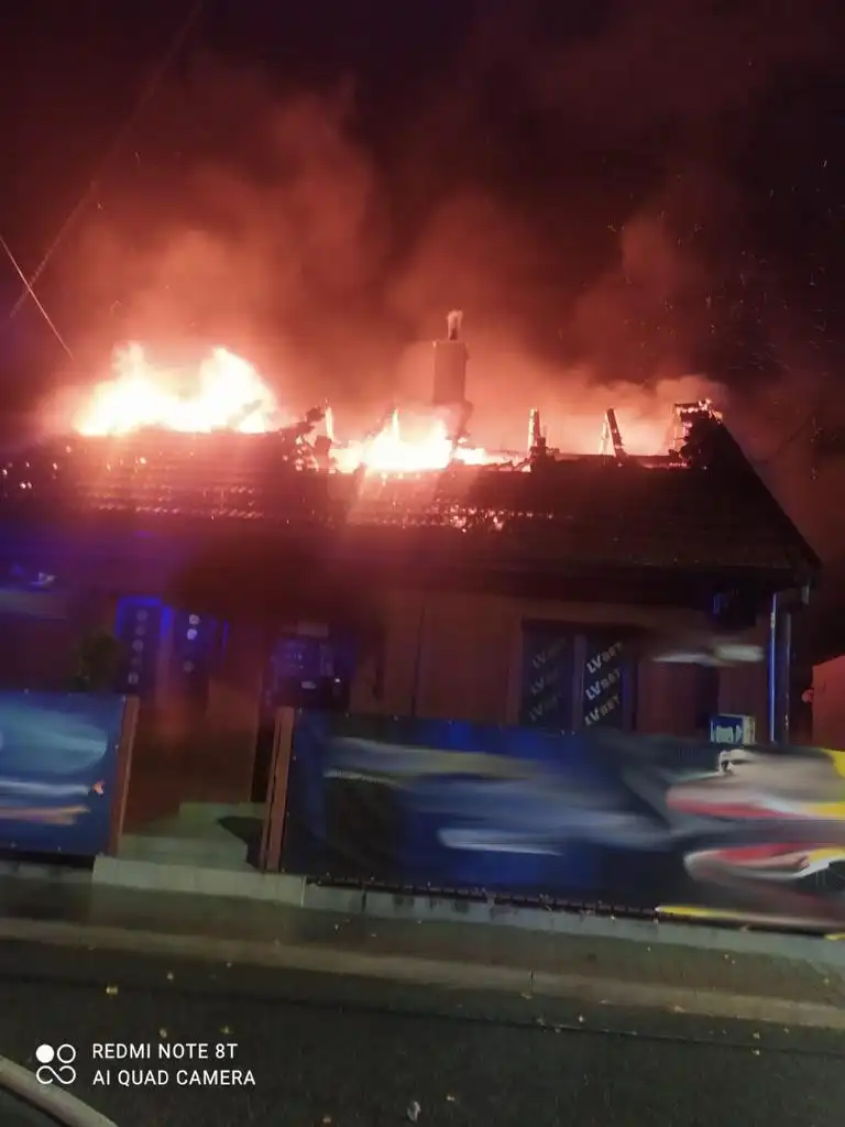 Pożar domu na ulicy Szarych Szeregów w Nowym Sączu. Ogień strawił cały dach i poddasze budynku