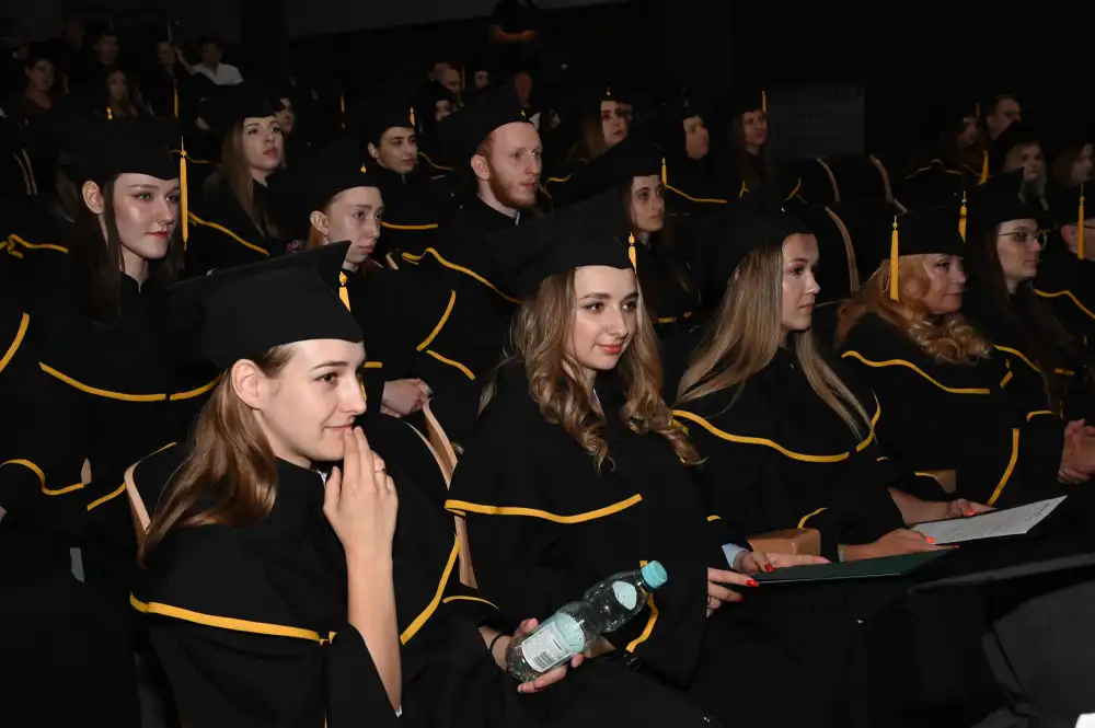 Ponad 100 absolwentów Wydziału Nauk Społecznych i Sztuki ANS otrzymało dyplomy ukończenia studiów licencjackich i magisterskich