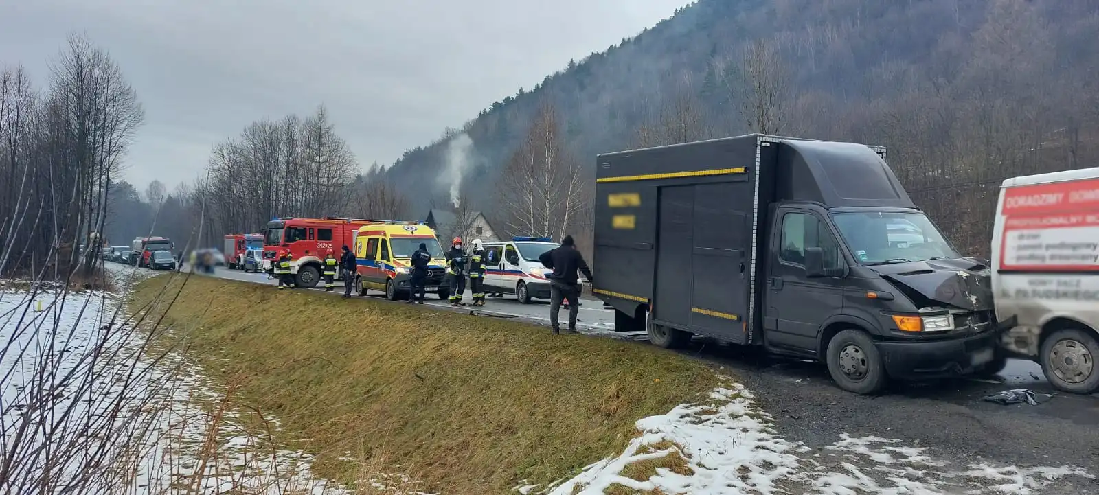 Wypadek we Frycowej. Zderzenie czterech pojazdów, w tym karetki