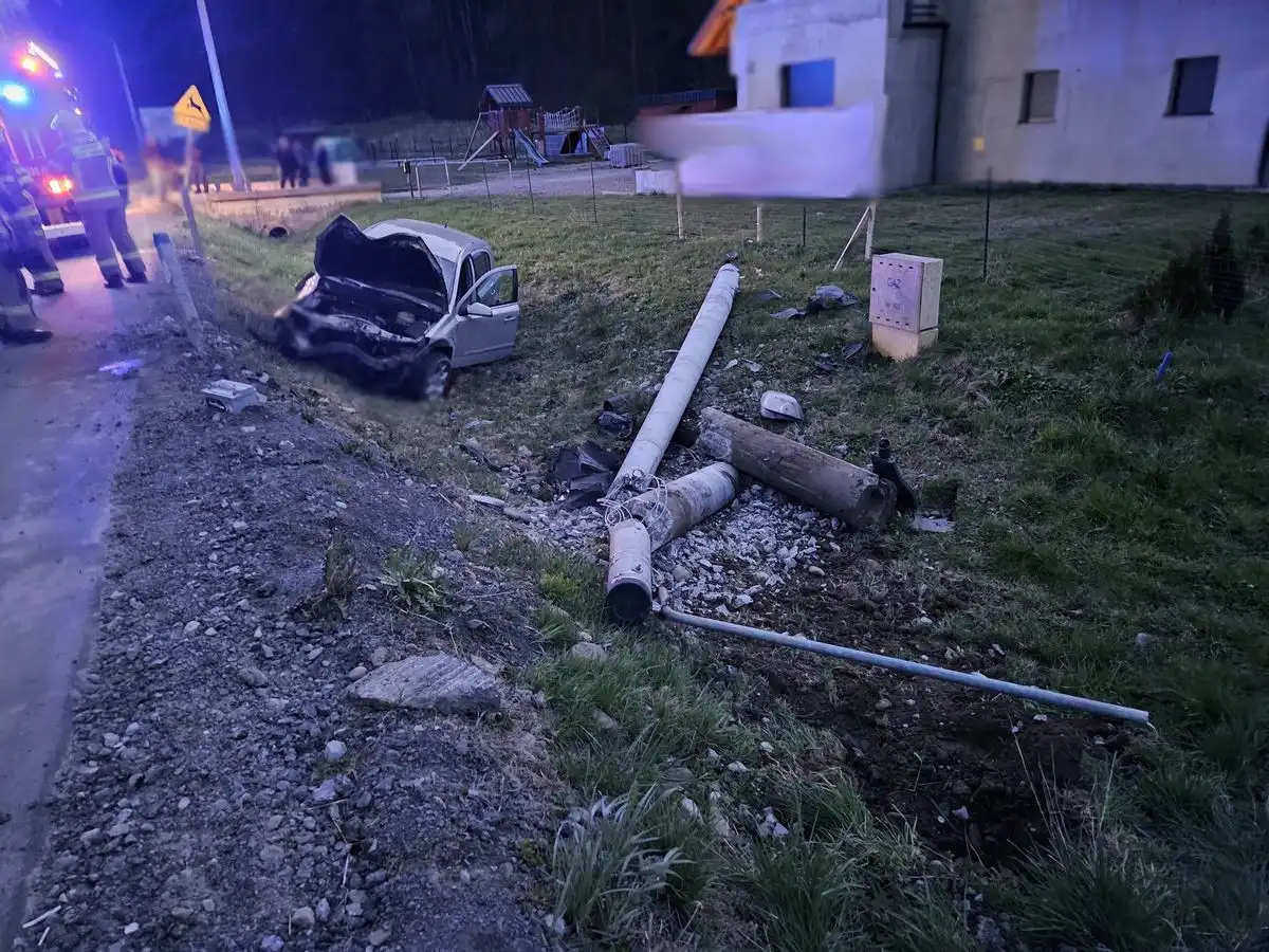 Mostki: samochód osobowy zjechał z drogi i uderzył w słup oświetleniowy