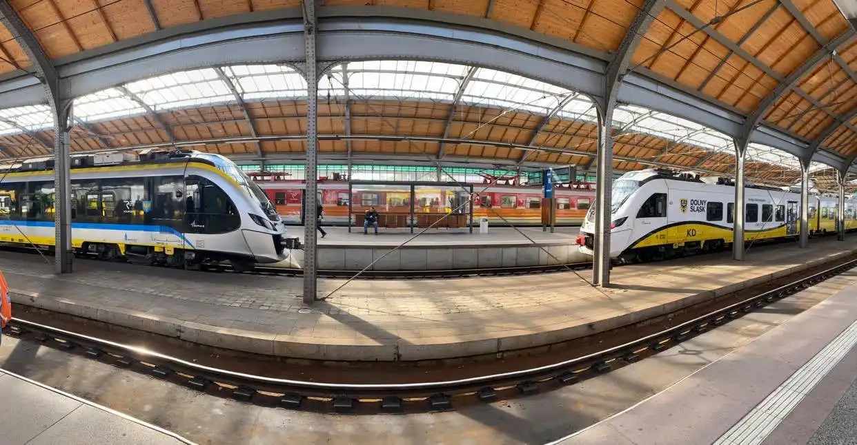 Pierwszy hybrydowy pociąg Kolei Dolnośląskich na torach
