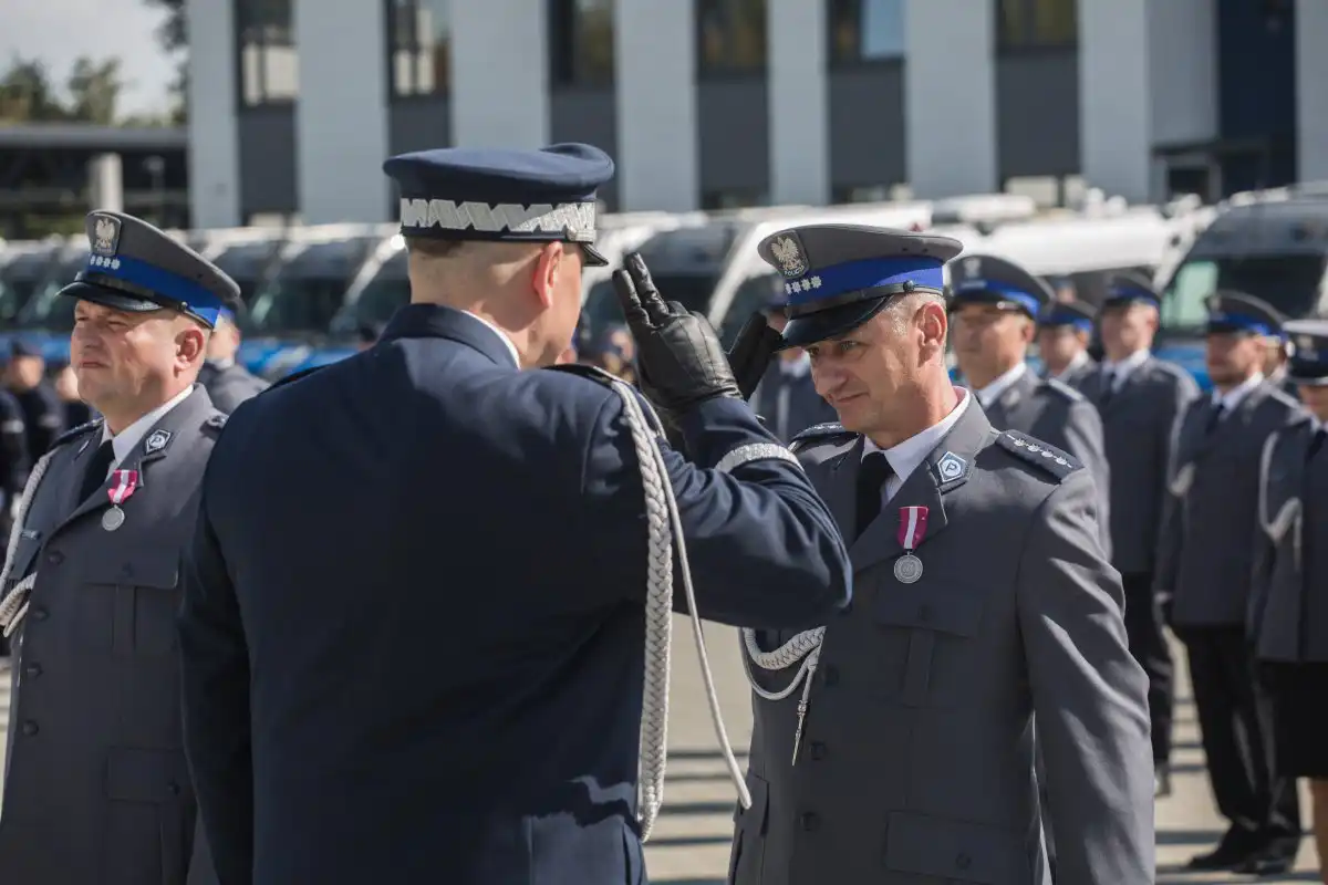 Zasłużeni sądeccy policjanci wyróżnieni. Burmistrz Starego Sącza Jacek Lelek z Medalem za Zasługi dla Policji