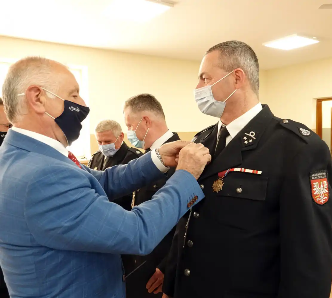 Promesa i honorowe odznaczenia dla strażaków ochotników z OSP w Zabrzeży