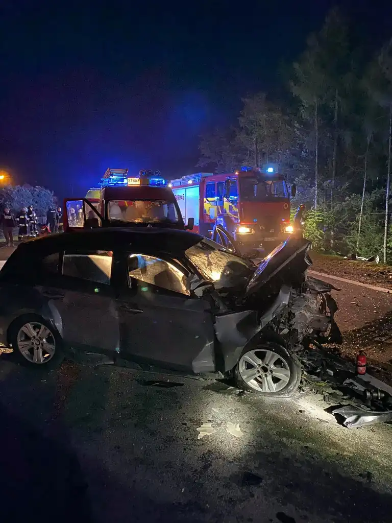 Czołowe zderzenie na DW969 w Zabrzeży. Trzy osoby ranne