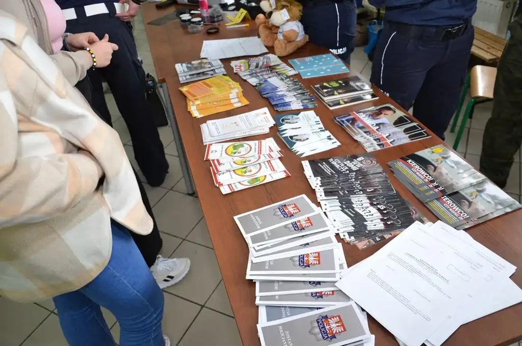 Sądeccy mundurowi opowiedzieli uczniom o zawodzie policjanta