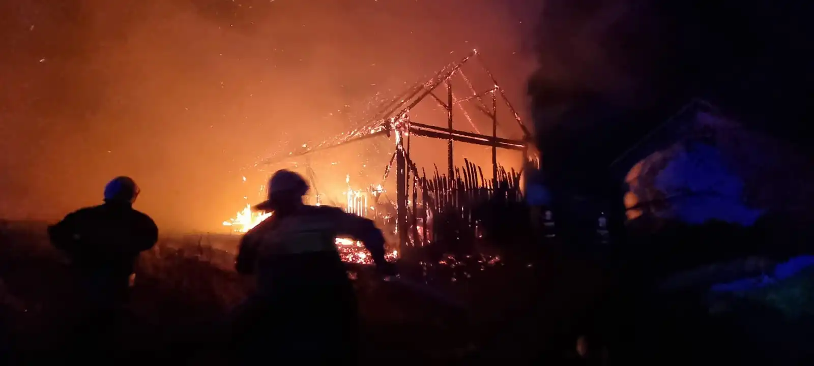 Pożar budynku gospodarczego w Olszanie. Z ogniem walczyło 10 zastępów straży