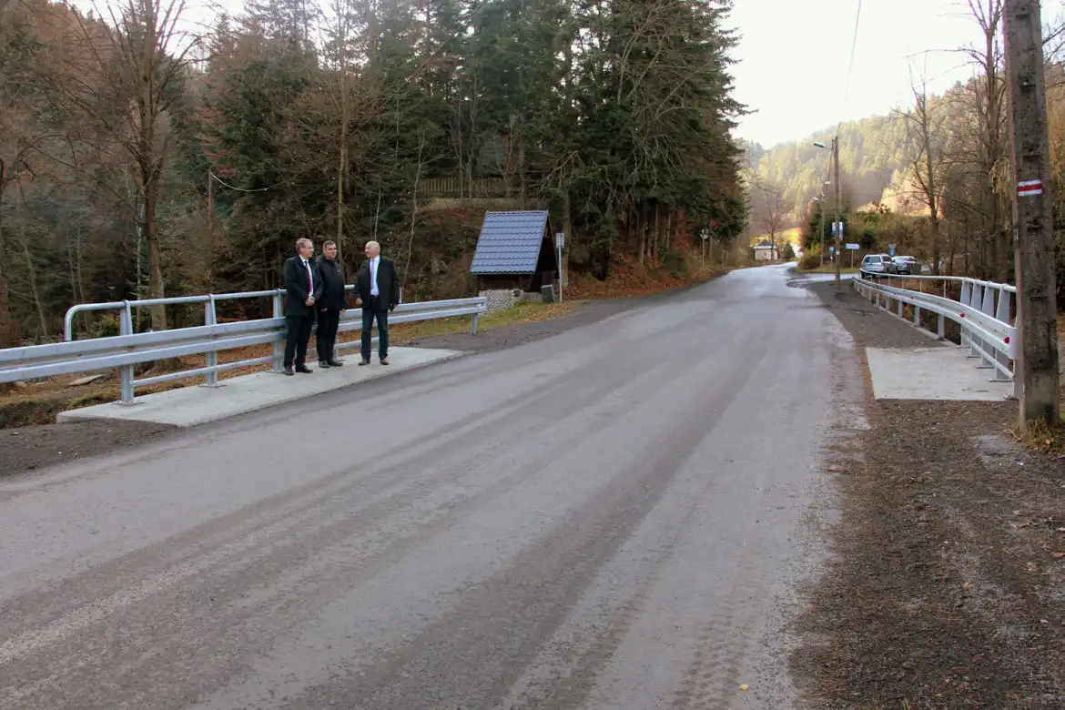 Powiat nowosądecki inwestuje w poprawę infrastruktury drogowej w Piwnicznej-Zdroju
