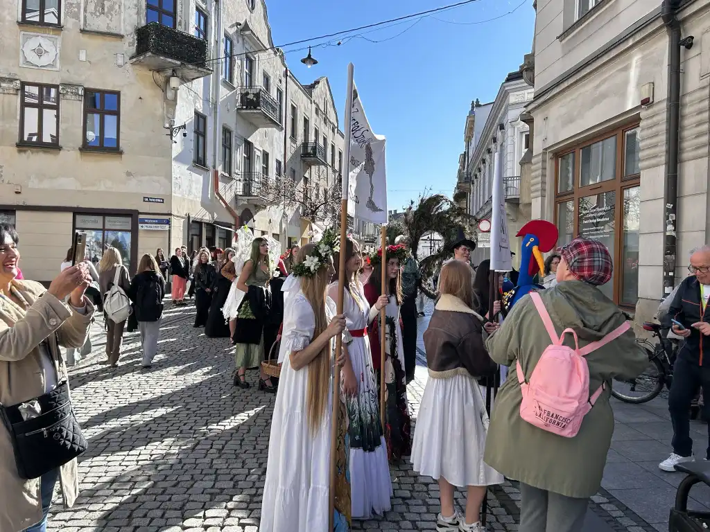 Kolorowy pochód literackich bohaterów przemaszerował ulicami Nowego Sącza