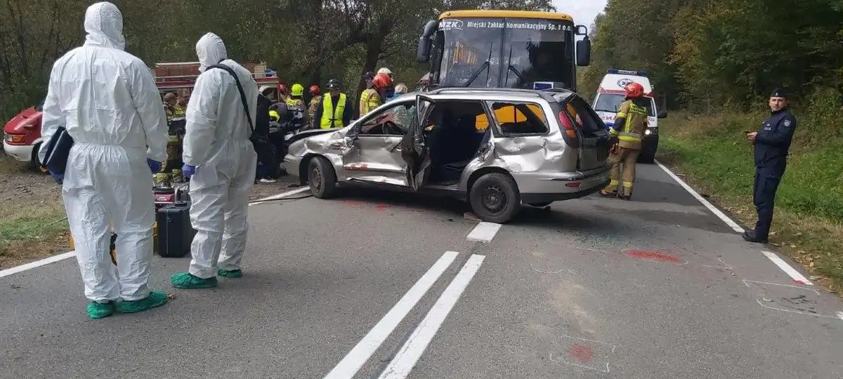 Symulacja wypadku drogowego z udziałem autobusu i samochodu osobowego - ćwiczenia dowódczo - sztabowe w Bednarce