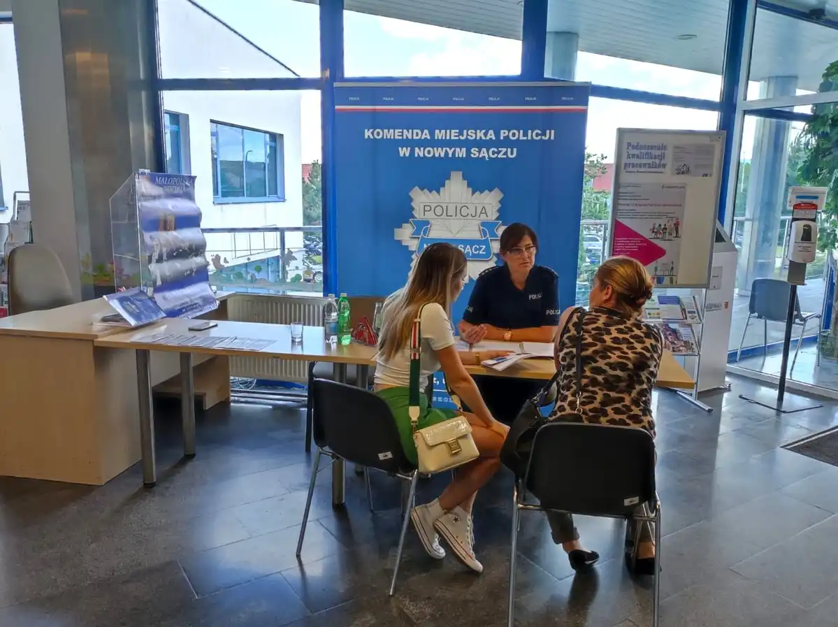 Sądeccy mundurowi promowali zawód policjanta w Powiatowym Urzędzie Pracy w Nowym Sączu