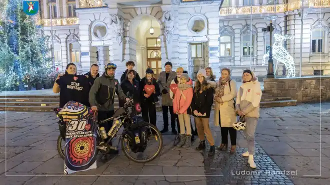Jedzie na rowerze aż do Turcji, wspiera WOŚP – po drodze odwiedził Nowy Sącz