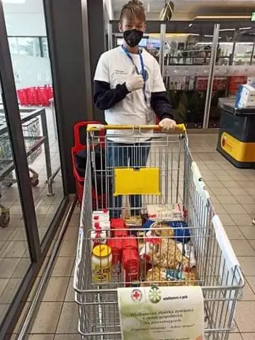 Młodzież z ZS w Łącku zbiera żywność dla potrzebujących