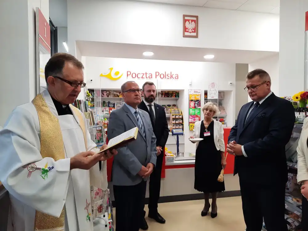 W budynku Centrum Kultury i Promocji Gminy w Łososinie Dolnej otwarto nowoczesną placówkę pocztową