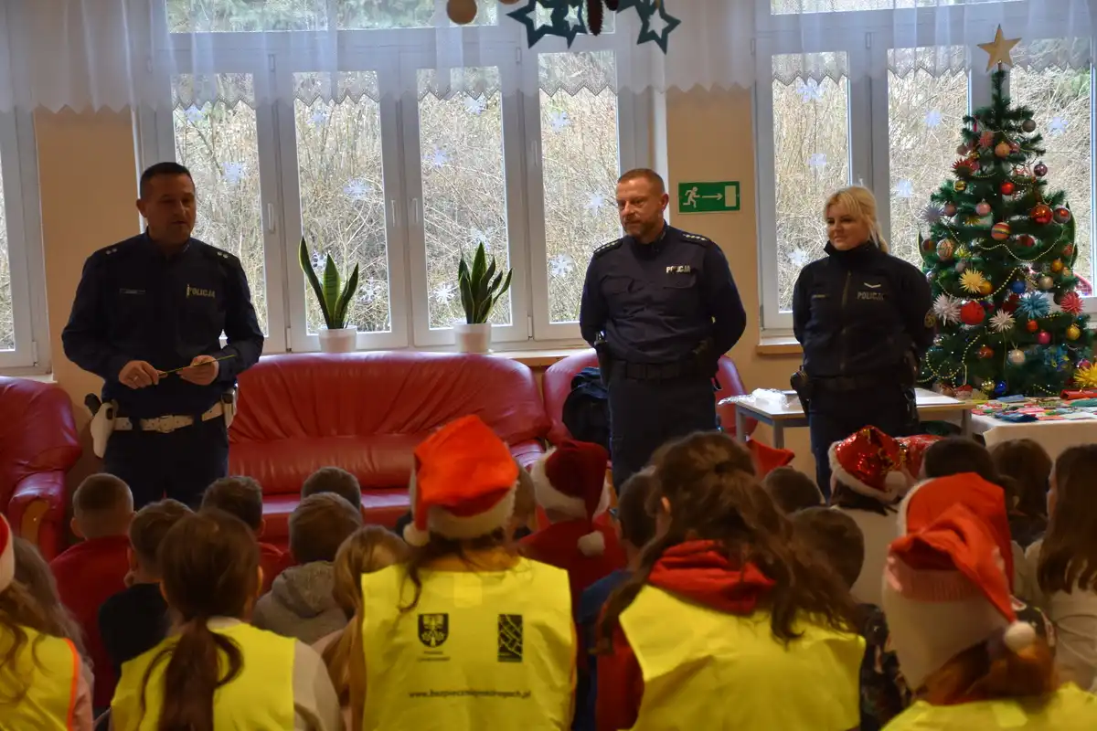 Świąteczna akcja, która łączy. Mikołaj, uczniowie i policja dbają o bezpieczeństwo na drogach