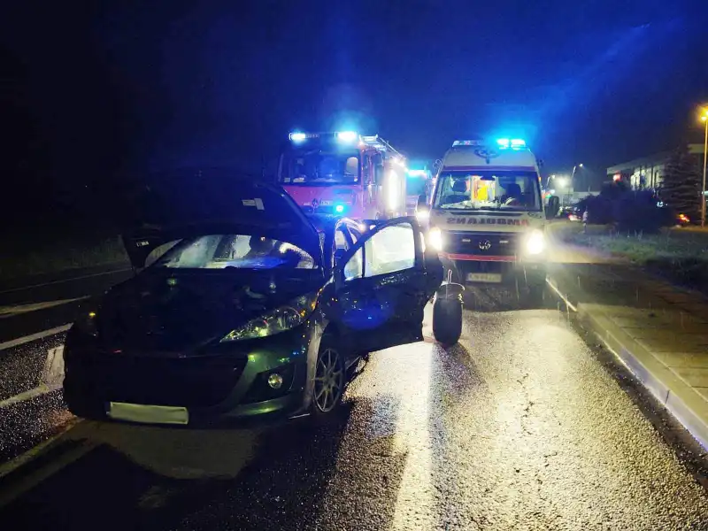 Wypadek na DK75 w Wielogłowach. Zderzyły się dwa pojazdy. Jedna osoba trafiła do szpitala