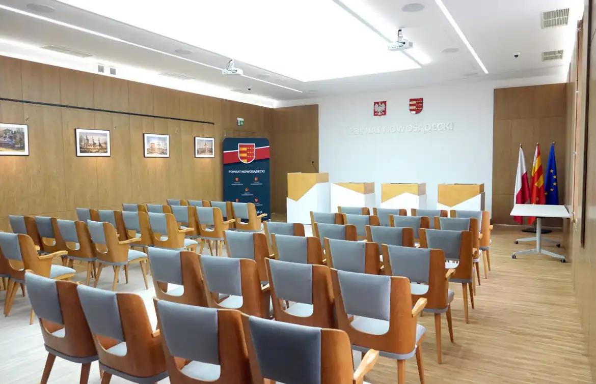 Galeria obrazów w sali obrad Starostwa Powiatowego