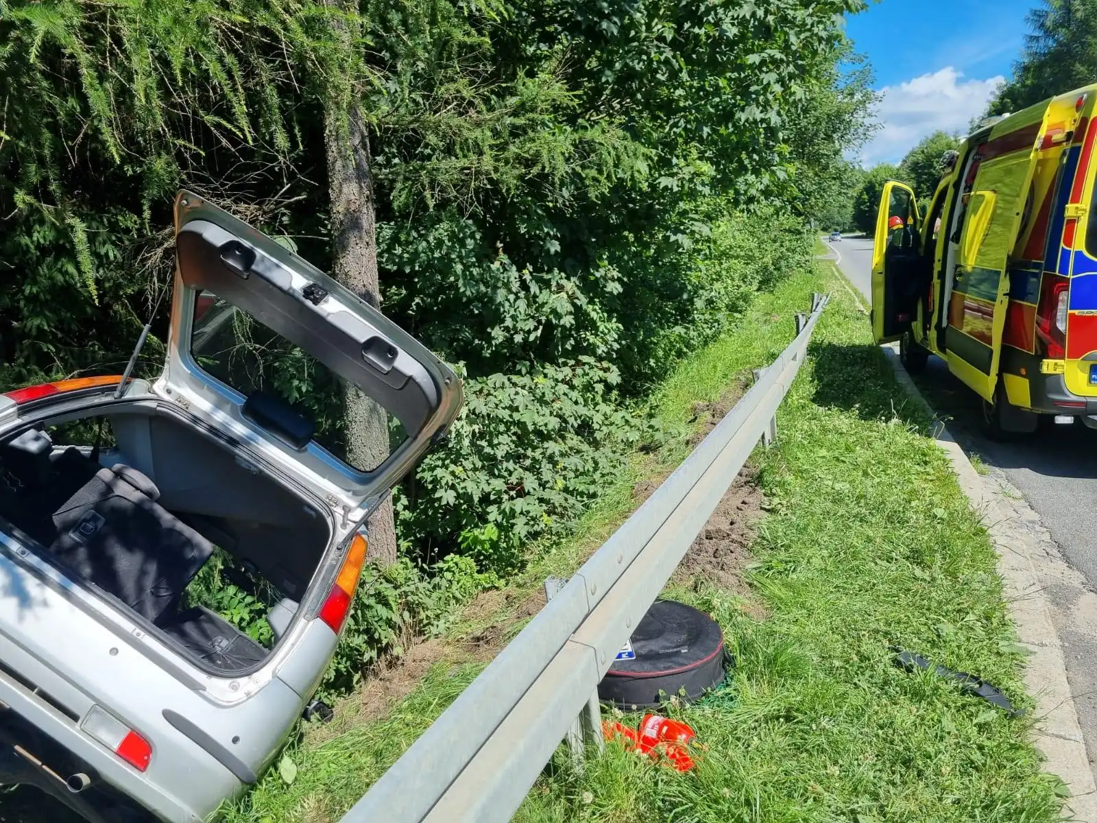 Wypadek w Krynicy-Zdroju. Samochód osobowy wypadł z drogi