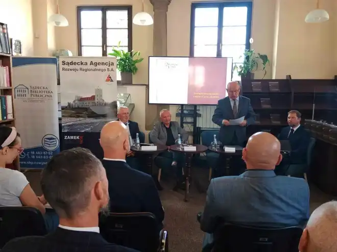 Pormocja książki o nowosądeckim zamku w Sądeckiej Bibliotece Publicznej