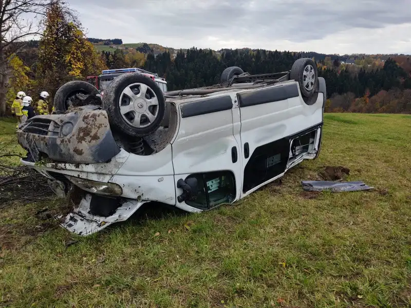 Cieniawa: bus dachował i po drodze "skosił" słup telekomunikacyjny