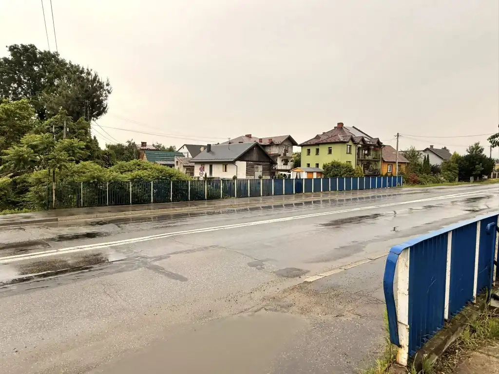 Mostki w Nowym Sączu do remontu - zniszczone barierki i schody