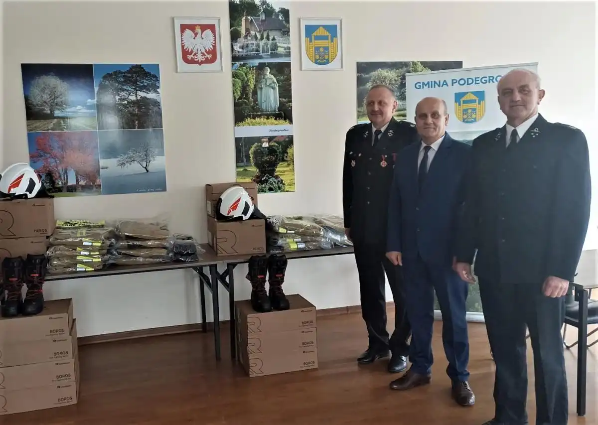 Wójt Gminy Podegrodzie przekazał OSP Podegrodzie i OSP Olszanka specjalistyczną odzież
