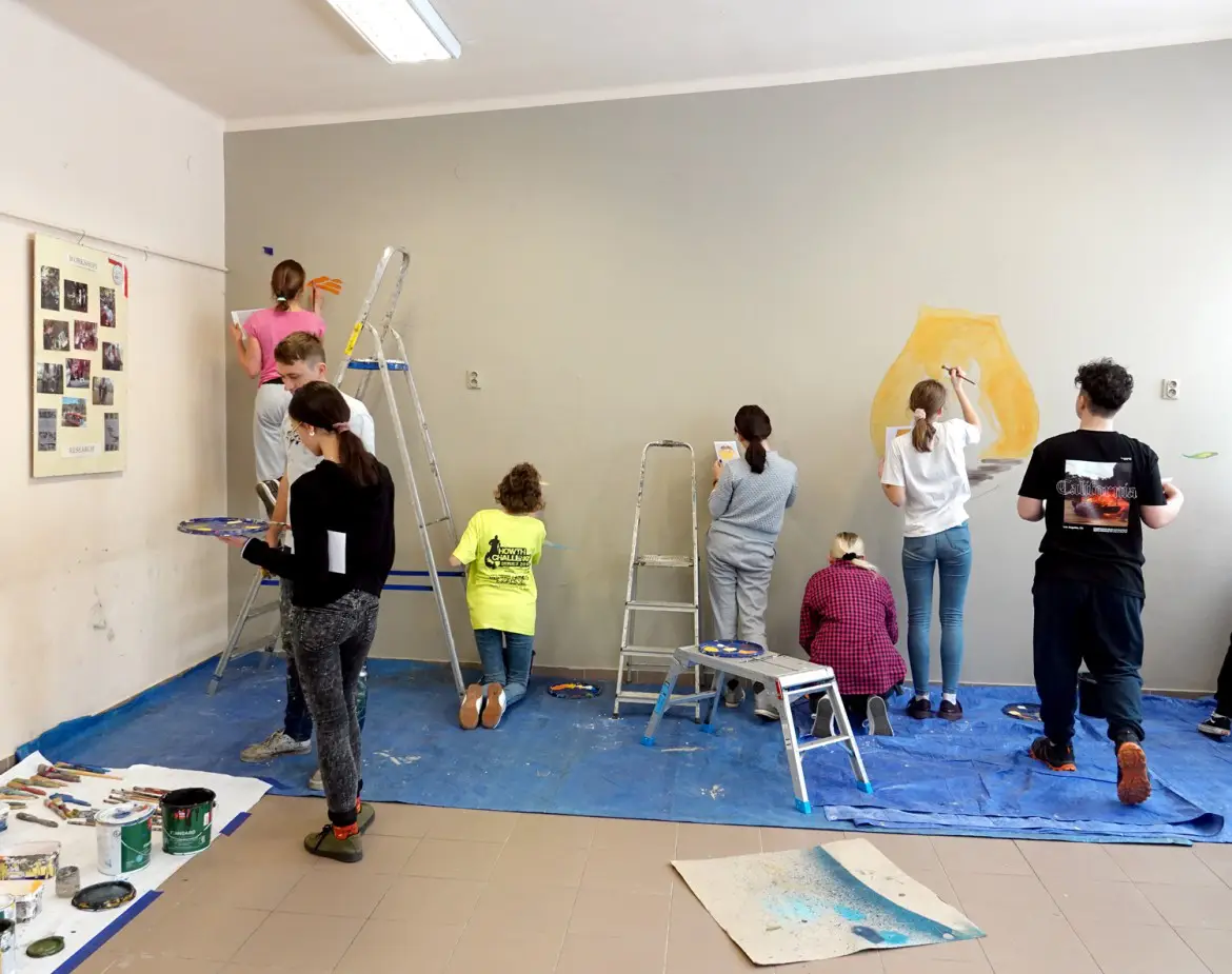 W sali biologicznej starosądeckiego LO powstaje mural. Malują go uczniowie pod okiem Mgr Morsa