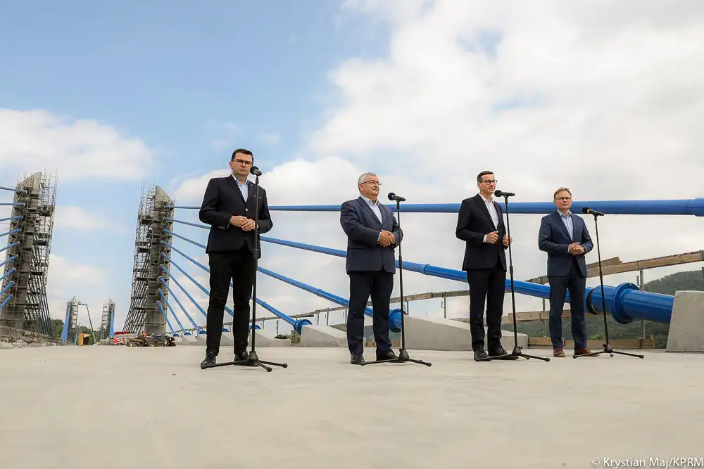 Budowa nowego mostu na Dunajcu w Kurowie idzie zgodnie z planem