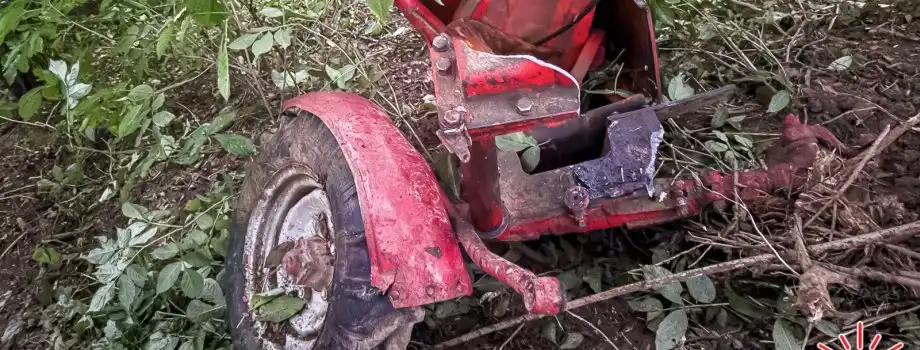 Traktor stoczył się ze skarpy. Kierowca uciekł z miejsca wypadku