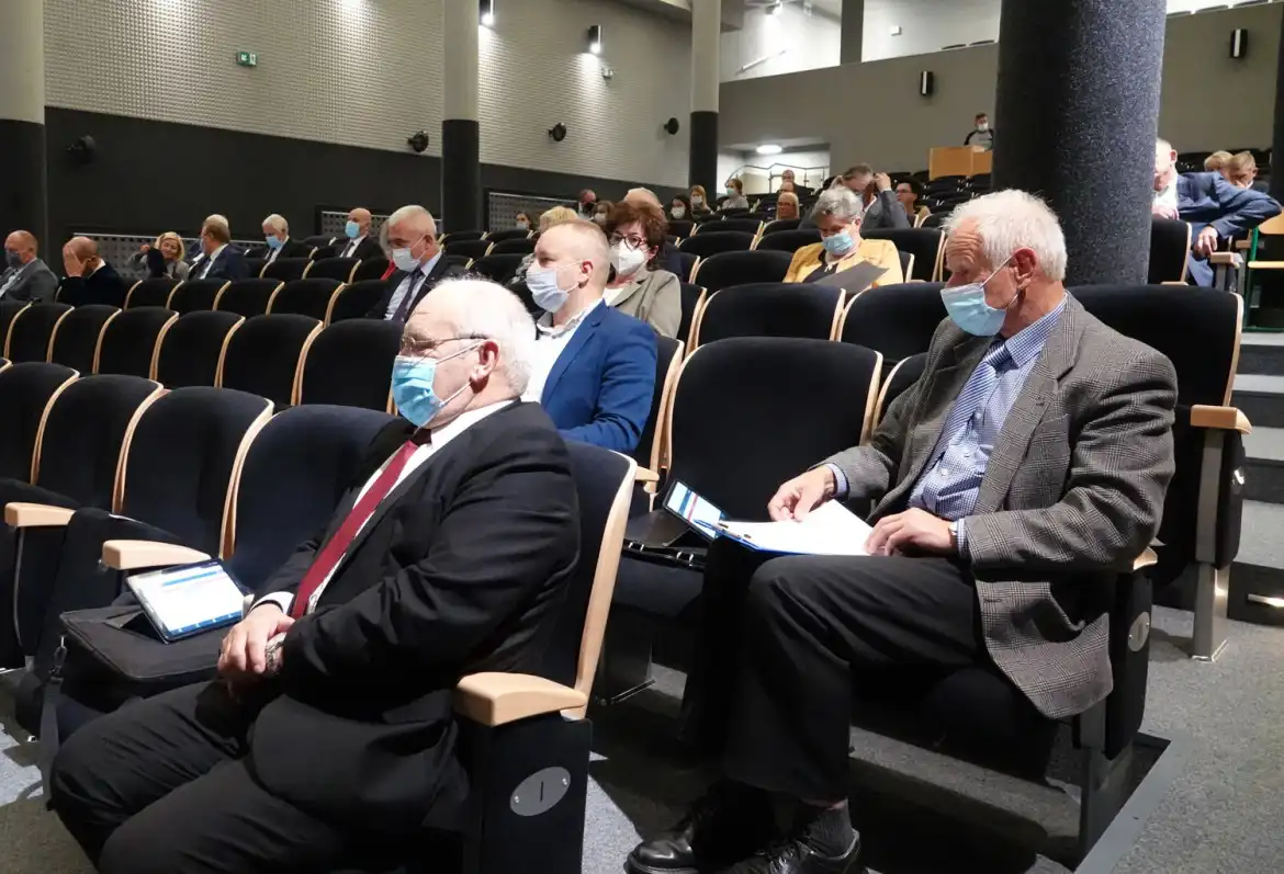 O inwestycjach i remontach zniszczonych wskutek powodzi dróg, na Sesji Rady Powiatu Nowosądeckiego