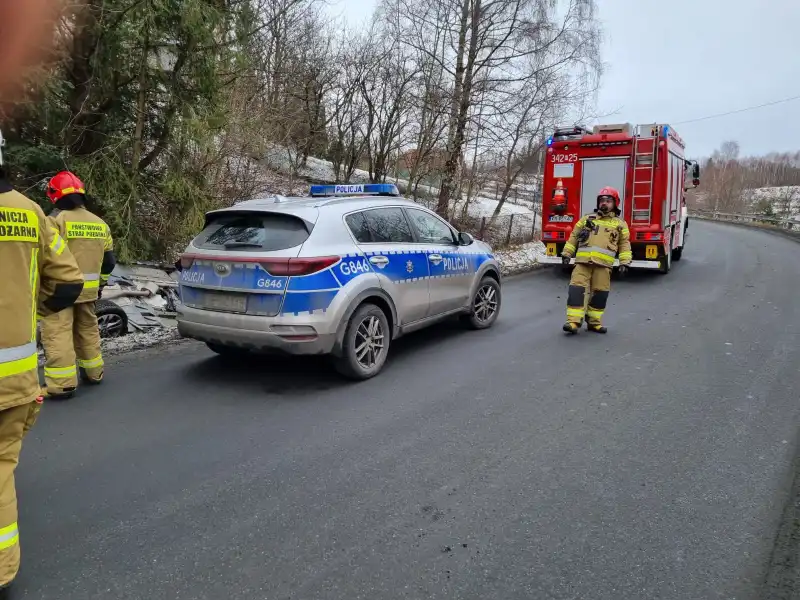 Bącza Kunina: Samochód osobowy wypadł z drogi i dachował