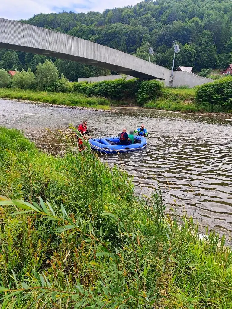 Akcja ratunkowa nad Popradem. Policja, GOPR i strażacy w akcji